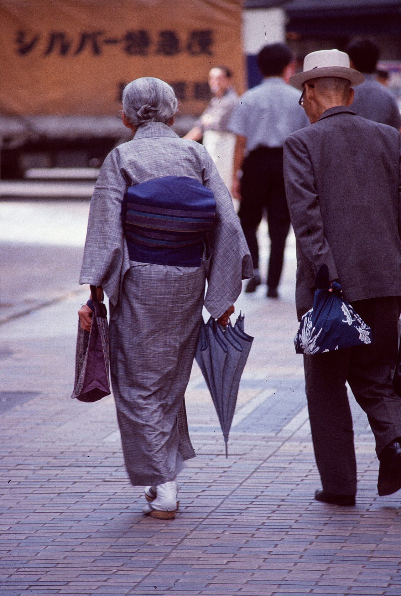 日本の街を歩く老夫婦（1985年）